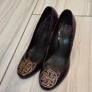 Tory Burch Size 9.5 Patent Leather Sophie Croc Wedge Brown